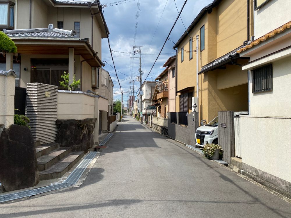 借地の建物が並ぶ住宅街の路地　相続した底地の売却と整理