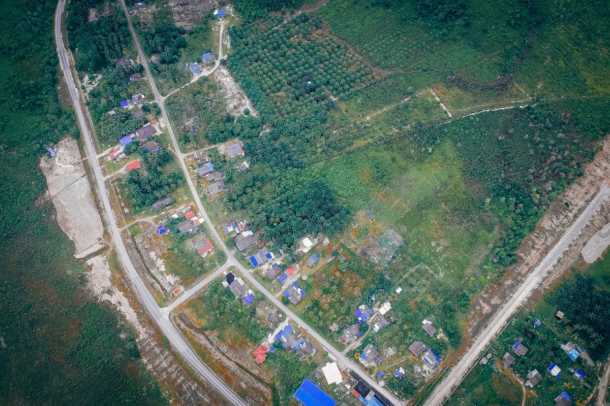 住宅地の航空写真。隣地との境界が曖昧な住宅が多く存在する