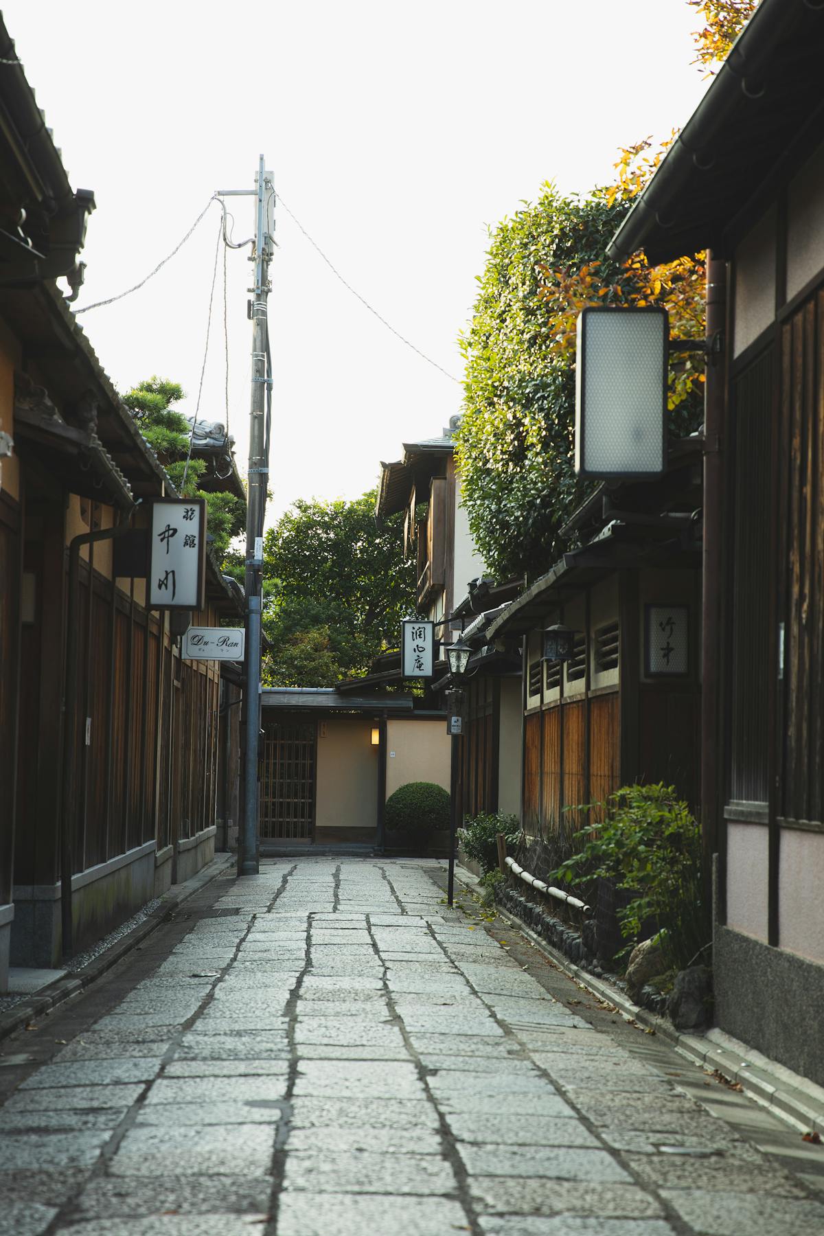大阪の旧市街地に残る木造連棟式長屋の外観　相続して売却に困るケースが多い
