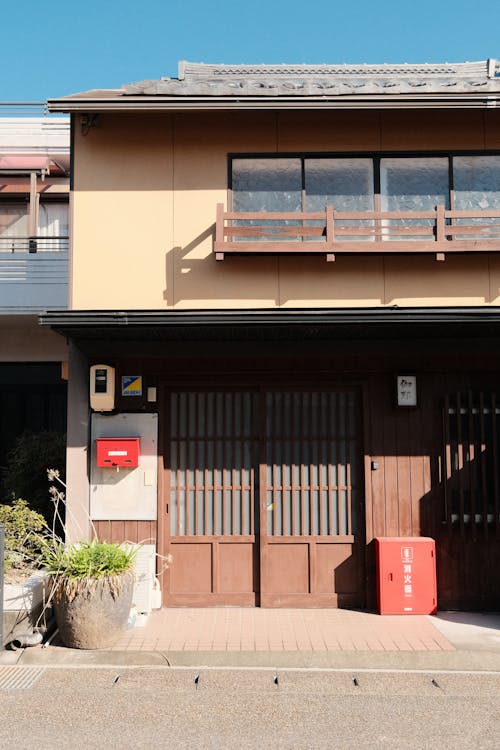 日本の住宅外観　相続した土地に建つ家のイメージ