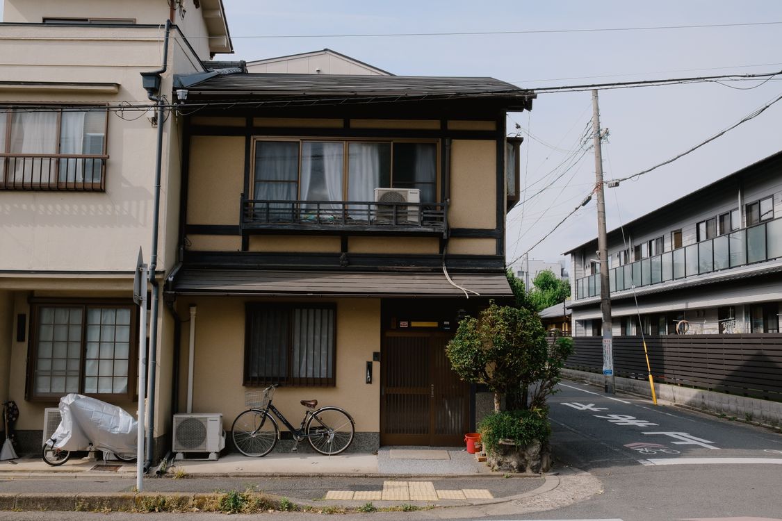 日本の住宅外観　土地と建物の名義が異なるケースのイメージ