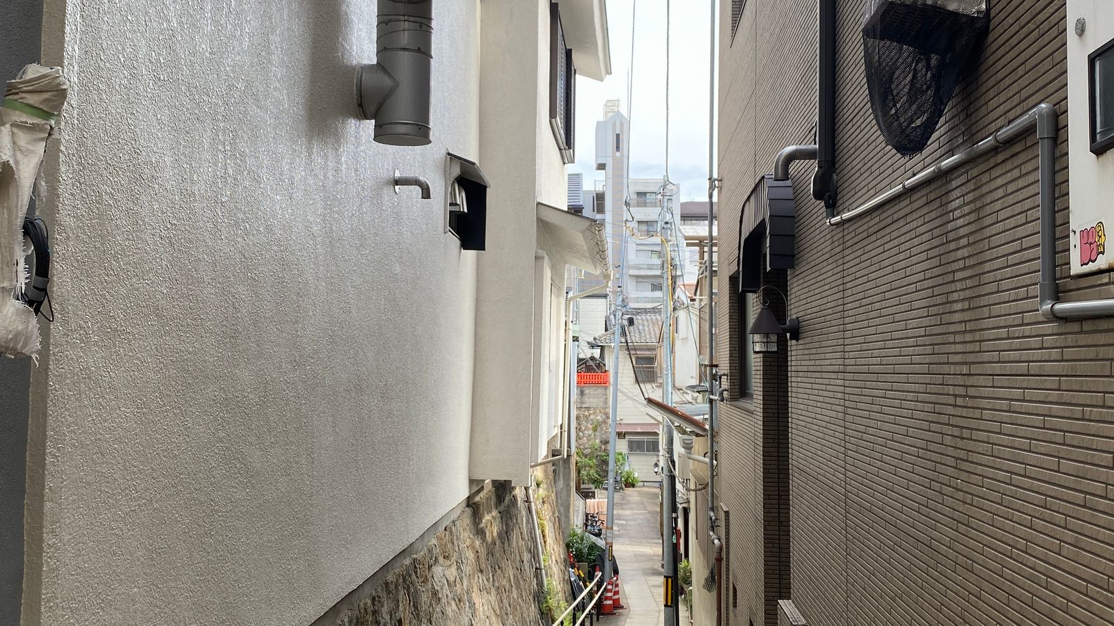 大阪市内の狭い路地に面した密集住宅街。前面道路の幅員と接道状況が土地の評価と再建築の可否を左右する
