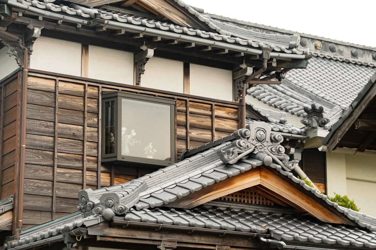 古い空き家の外観　訳あり物件5種類の比較解説のイメージ