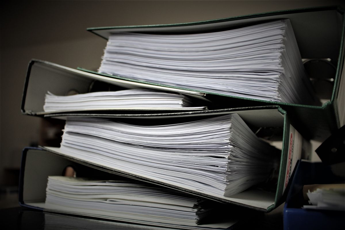 訳あり物件の買取 手続きで必要な書類｜書類がとじられたファイルの束 - 空き家のミカタ